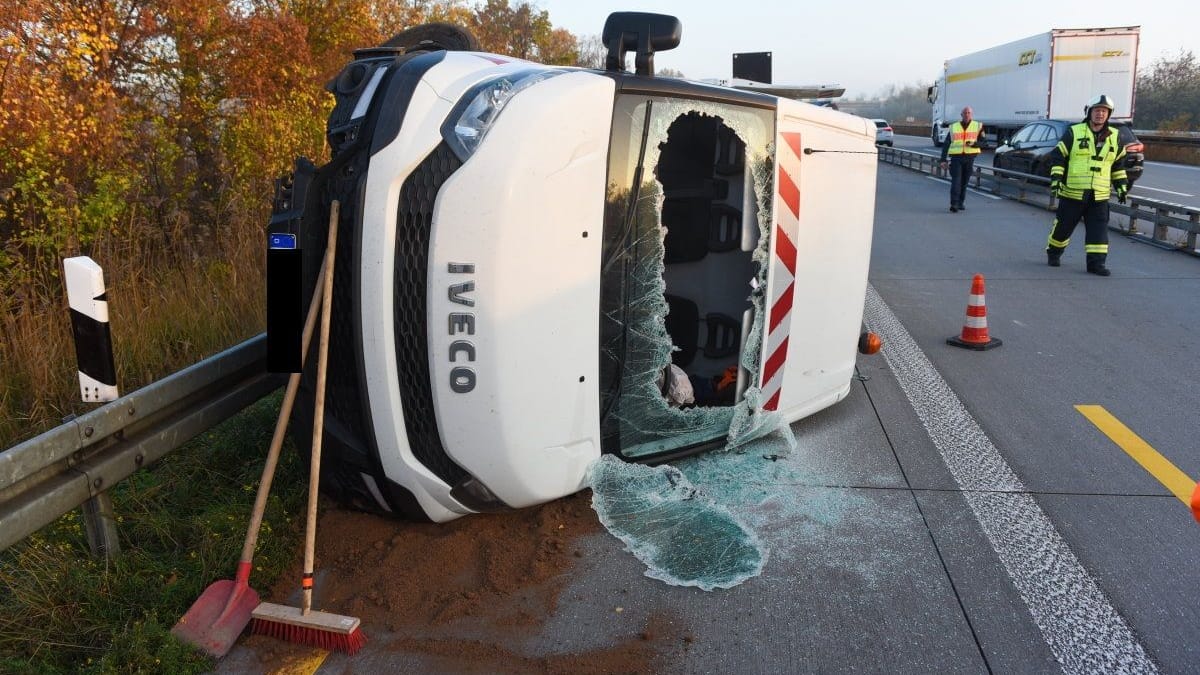 Unfall auf der A9: Das verunglückte Fahrzeug konnte schließlich abgeschleppt werden.