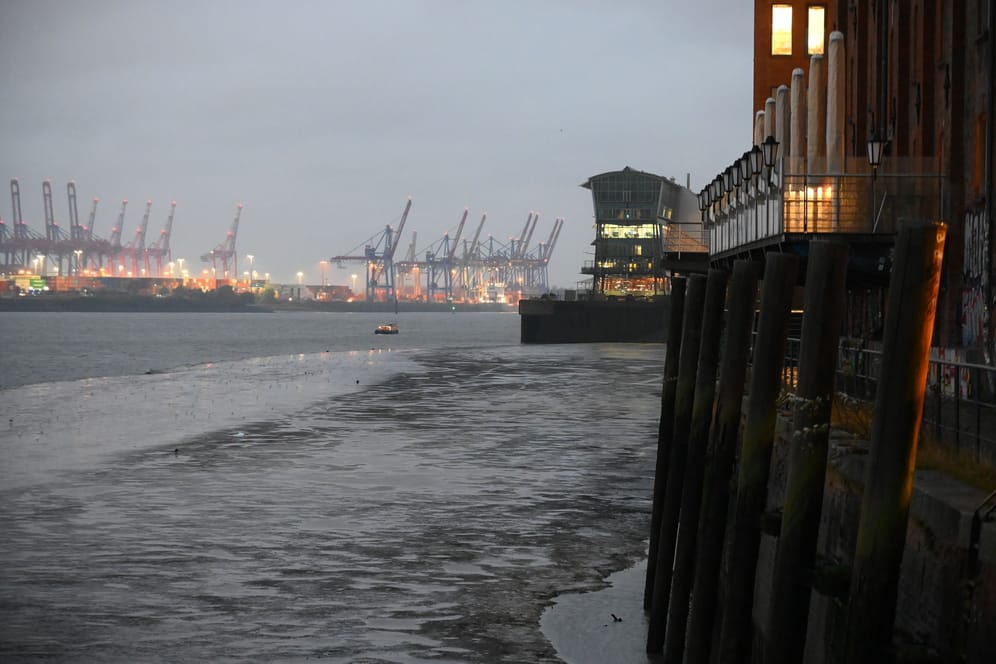 Am Altonaer Holzhafen liegen Teile des Schlicks am Grund der Elbe frei: Starker Wind hat für Niedrigwasser gesorgt.