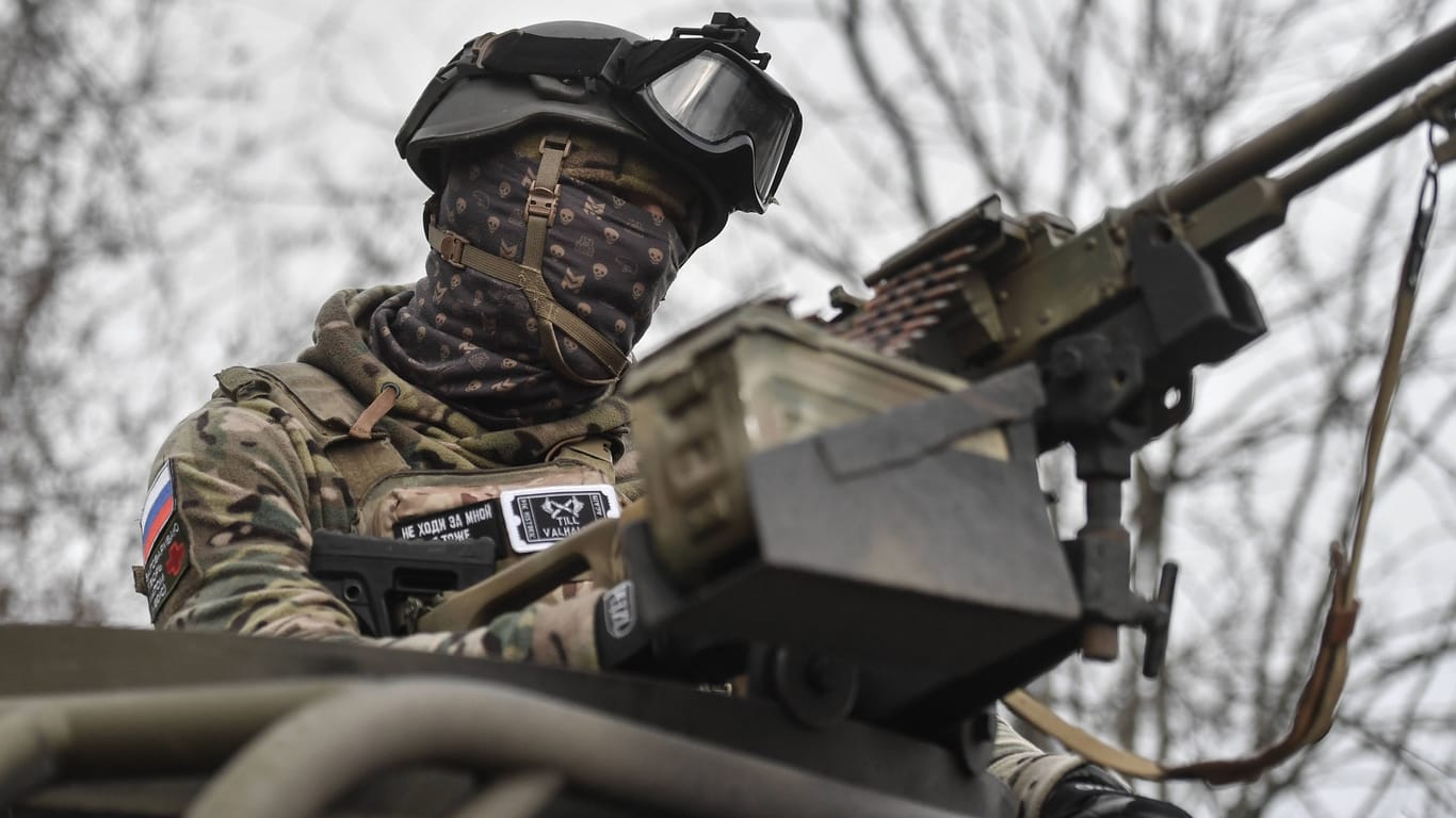Russischer Soldat (Symbolbild): Offenbar konzentriert Russland Truppen um Mariupol.