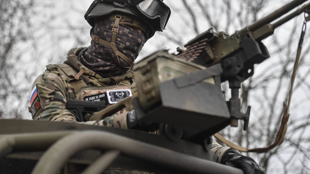 Russischer Soldat (Symbolbild): Offenbar konzentriert Russland Truppen um Mariupol.