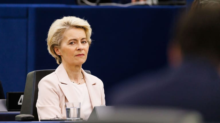 EU-Kommissionschefin Ursula von der Leyen wacht über die EU-Milliarden.