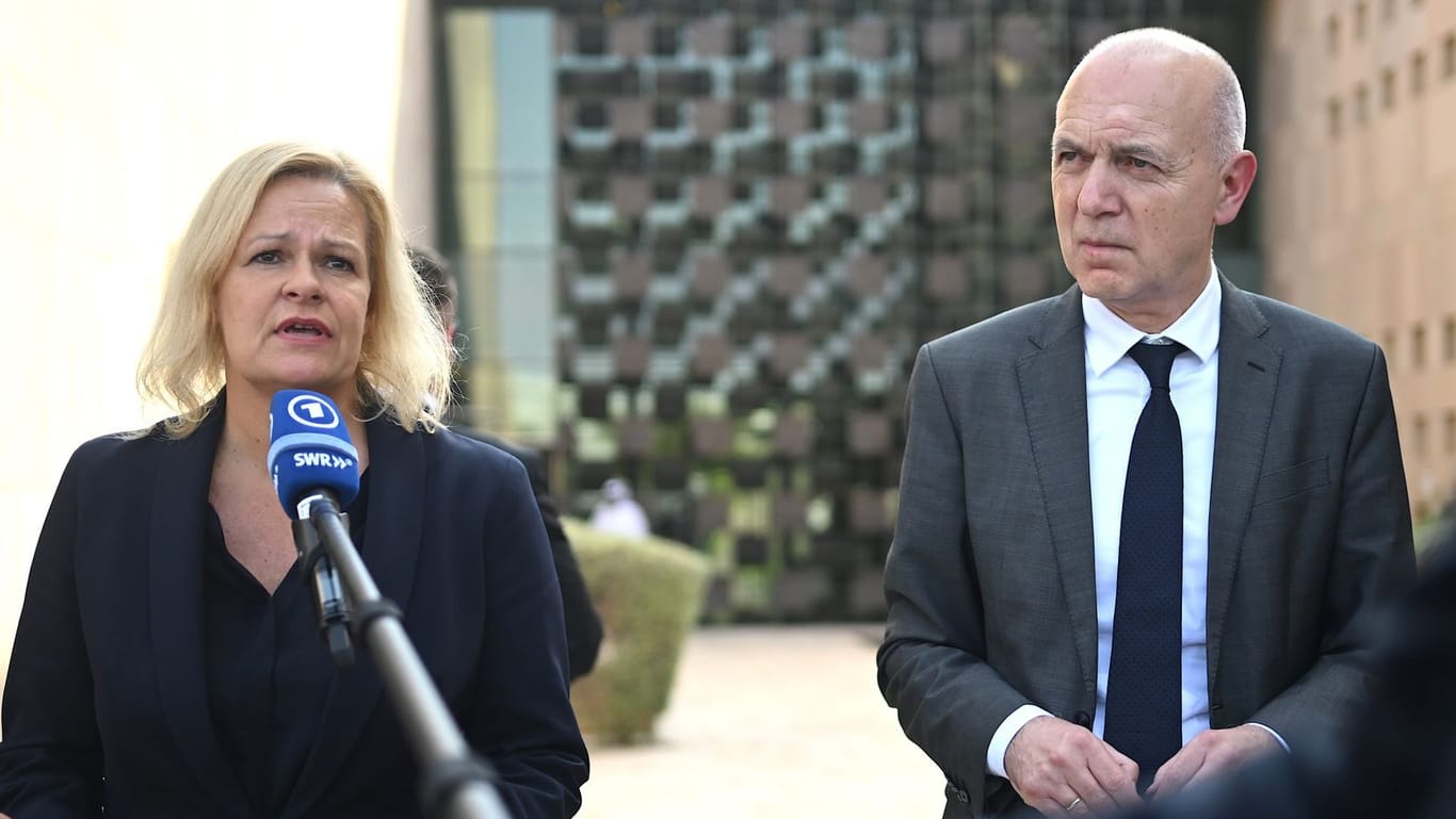 Nancy Faeser (SPD) und Bernd Neuendorf (r.) in Katar: Die Bundesinnenministerin will zum DFB-Auftaktspiel bei der WM reisen.