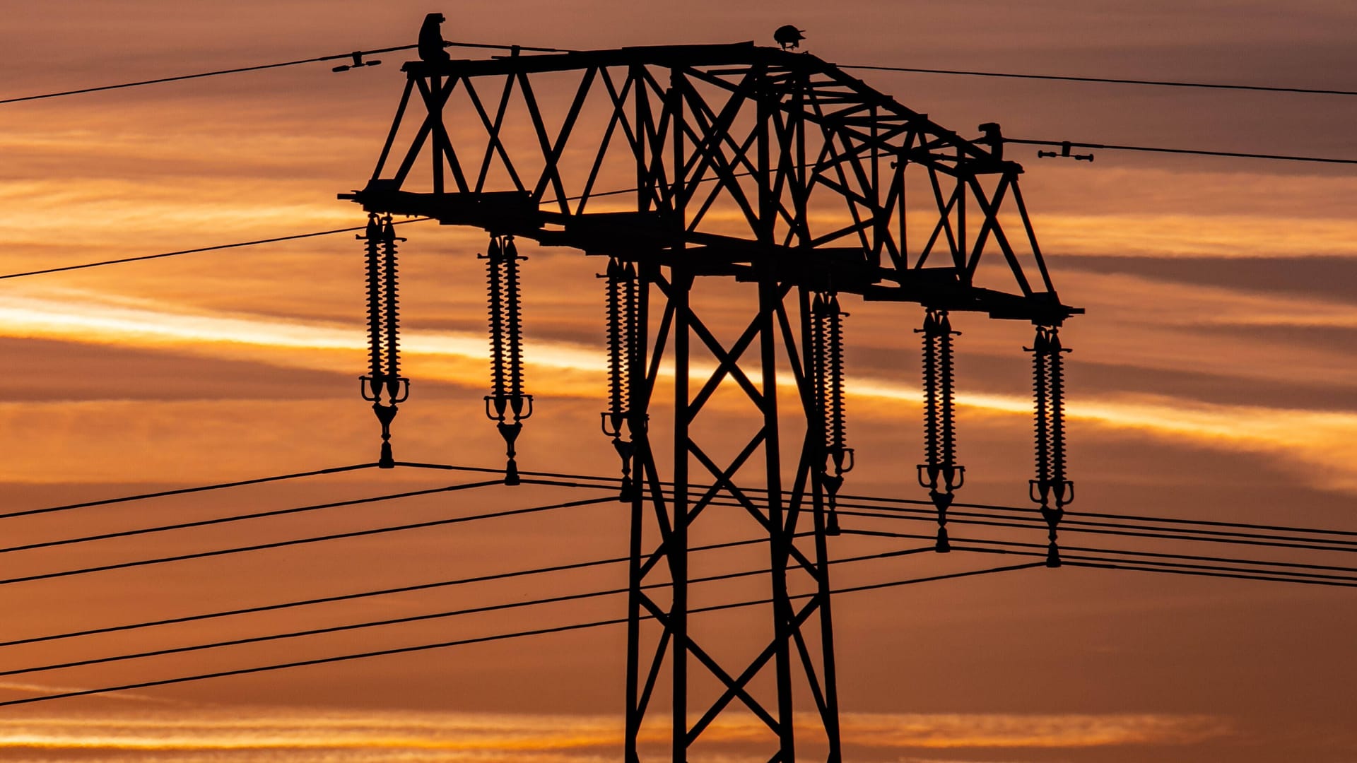 Ein Hochspannungsmast (Symbolbild): Mehrere Kommunen kritisieren die Vorbereitung des Landes, sollte einmal länger der Strom ausfallen.