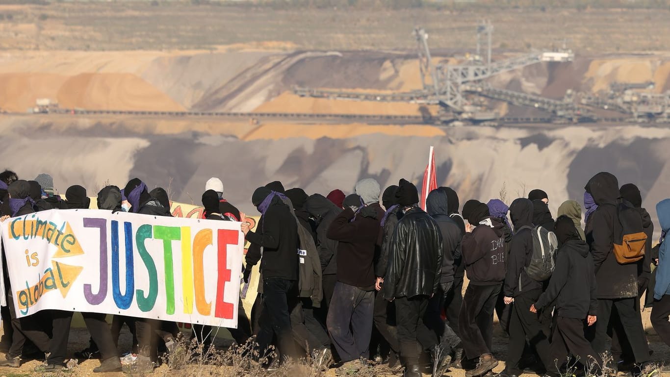 Klimaaktivisten demonstrieren am Tagebau-Ort Lützerath