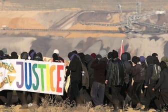 Klimaaktivisten demonstrieren am Tagebau-Ort Lützerath
