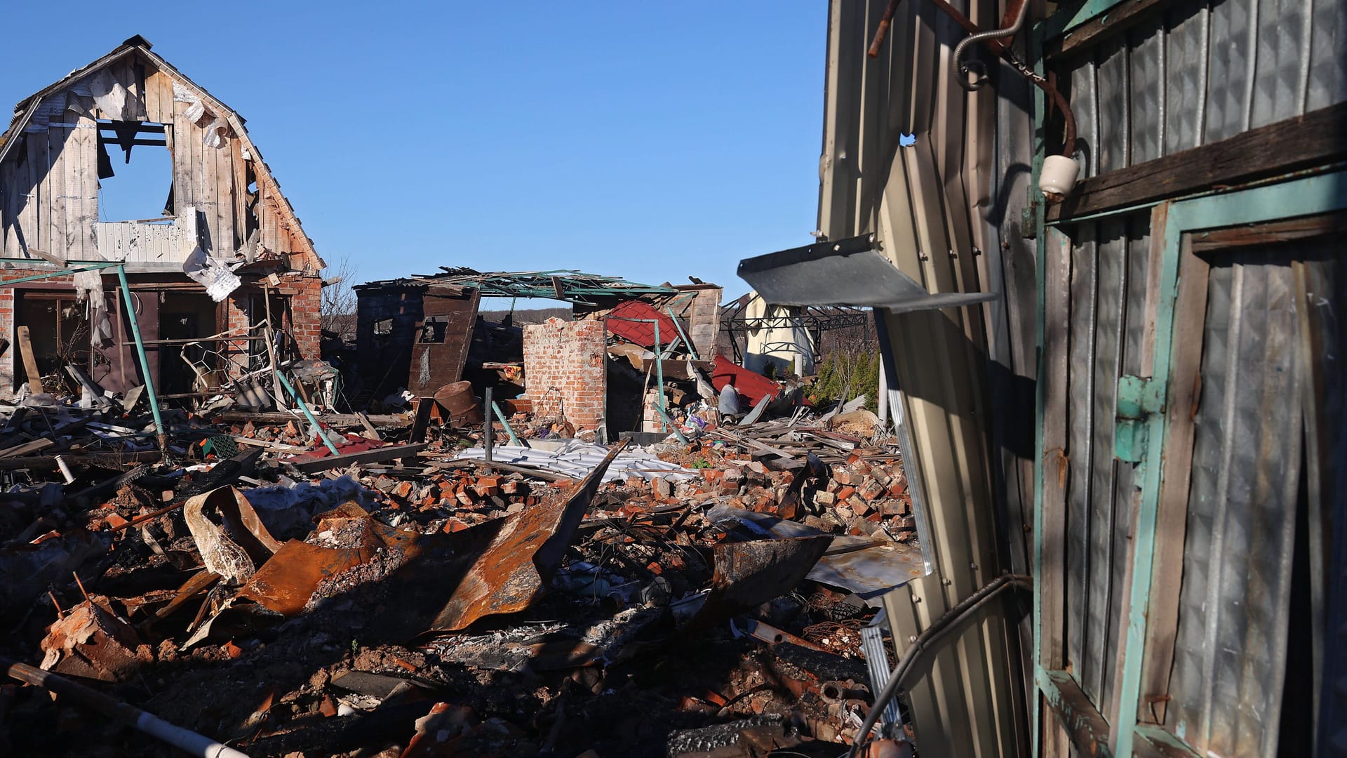 Im Dorf Rubizhne in der Region Charkhiw stehen nach Bombardierung durch russische Truppen nur noch vereinzelte Häuserfassaden.