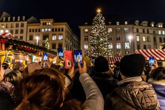 Weihnachtsmarkteröffnung am Dienstag in Leipzig: Die Menschen kamen – in Massen.