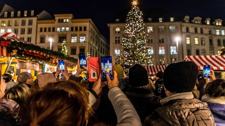 Weihnachtsmarkteröffnung am Dienstag in Leipzig: Die Menschen kamen – in Massen.