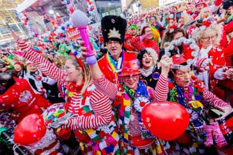 Jecken feiern den Auftakt der Karnevalssession: Am Freitag kam es zu wilden Szenen.