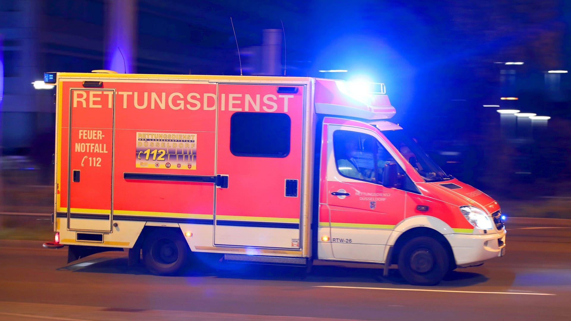 Ein Rettungsfahrzeug fährt mit Blaulicht zu einem Einsatz (Symbolfoto): Nach kurzer Flucht konnte der mutmaßliche Angreifer gestellt werden. Ein Rettungsfahrzeug fährt mit Blaulicht zu einem Einsatz (Symbolfoto): Nach kurzer Flucht konnte der mutmaßliche Angreifer gestellt werden.