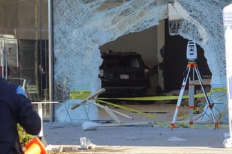 Polizisten sichern den Apple-Store in Hingham, Massachusetts: Die Hintergründe des Vorfalls sind noch unklar.