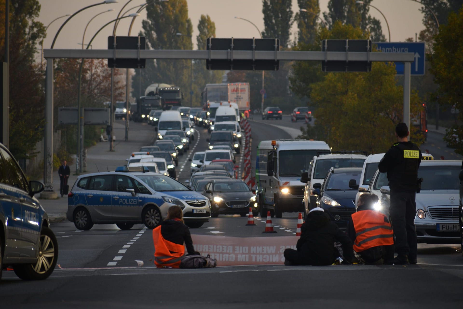 Autobahnblockade der Gruppe "Letzte Generation": Mehr als 60 Straßenblockaden führte die Gruppe allein in diesem Jahr durch. Vor wenigen Tagen konnte ein Rettungswagen nicht zu einem Unfallort aufgrund der Blockade. Dies löste deutschlandweit eine Diskussion über die Protestaktionen aus.