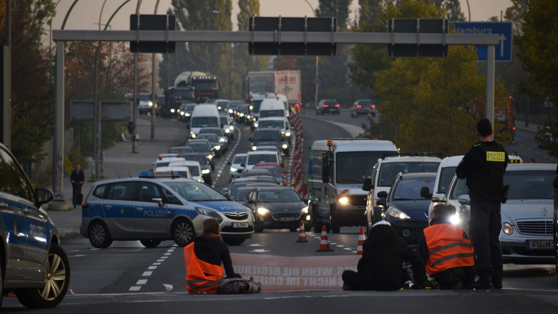 Autobahnblockade der Gruppe "Letzte Generation": Mehr als 60 Straßenblockaden führte die Gruppe allein in diesem Jahr durch. Vor wenigen Tagen konnte ein Rettungswagen nicht zu einem Unfallort aufgrund der Blockade. Dies löste deutschlandweit eine Diskussion über die Protestaktionen aus.