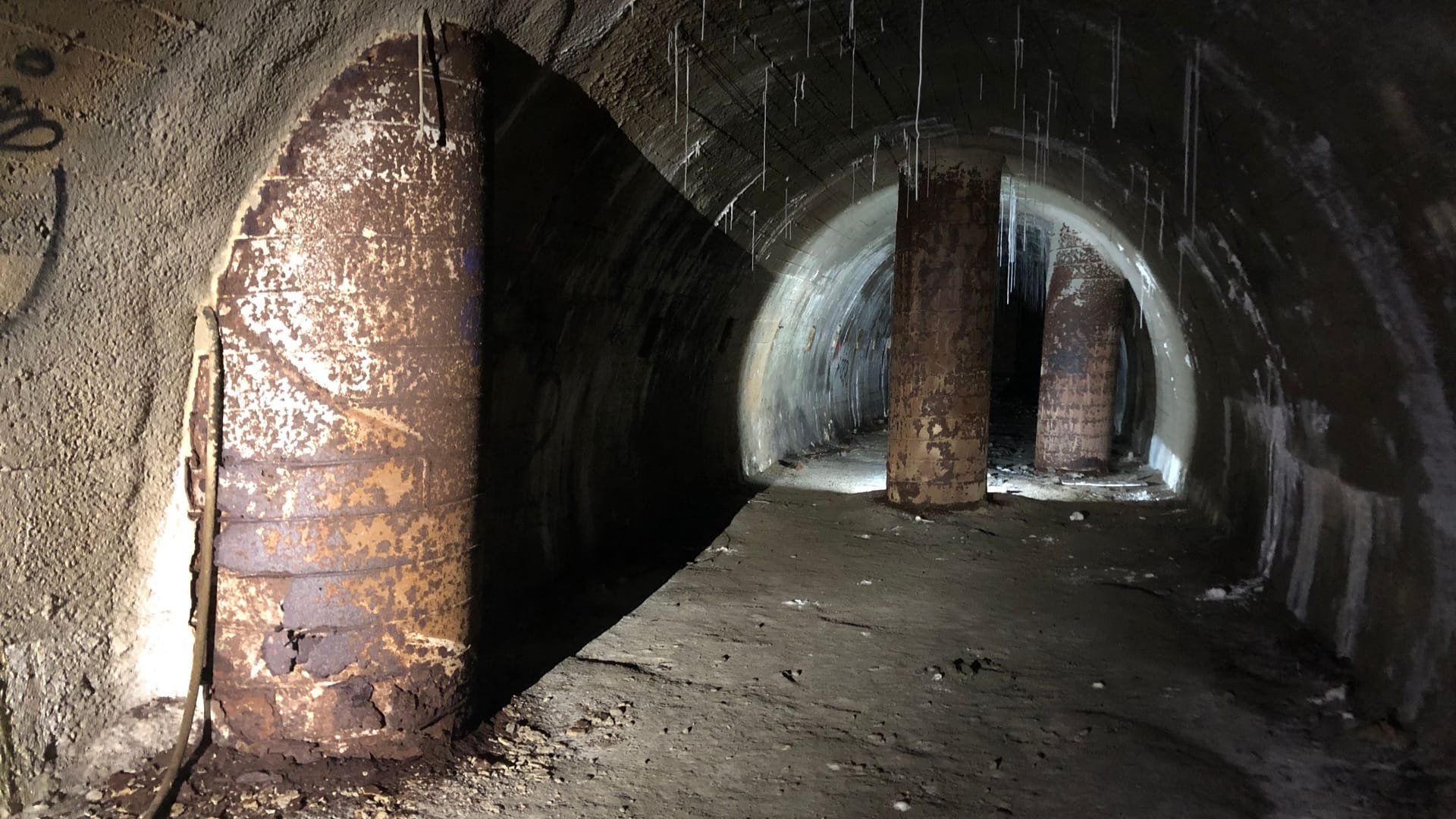 Die Nationalsozialisten begannen mit dem Bau der Luftschutzanlage zum Schutz der Bevölkerung. 120.000 Menschen sollten hier damals Schutz finden.