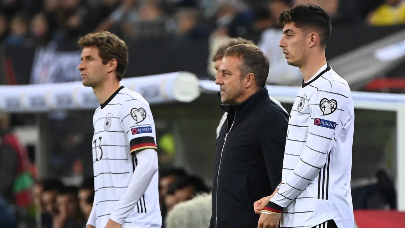 Thomas Müller (l.) und Kai Havertz: Bei der WM soll es in einzelnen Fällen eine weitere Wechseloption für die Trainer geben.