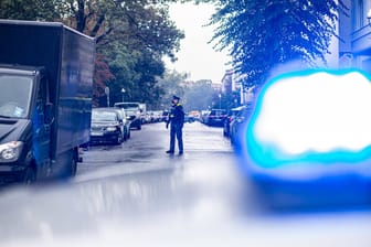 Ein Polizist sperrt eine Straße ab (Symbolbild): Bei einem Einbruch in Berlin sind Wertgegenstände von mehreren Millionen Euro entwendet worden.