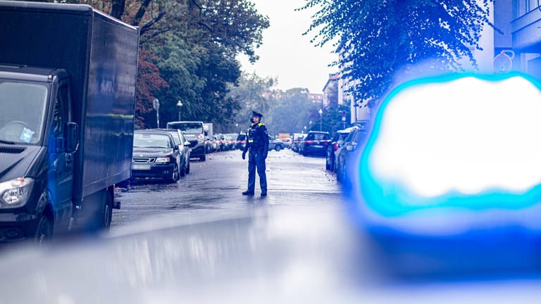Ein Polizist sperrt eine Straße ab (Symbolbild): Bei einem Einbruch in Berlin sind Wertgegenstände von mehreren Millionen Euro entwendet worden.