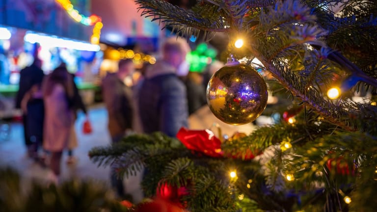 Geschmückter Baum auf einem Weihnachtsmarkt (Symbolbild): In Brandenburg öffnen an verschiedenen Orten wieder Weihnachtsmärkte.