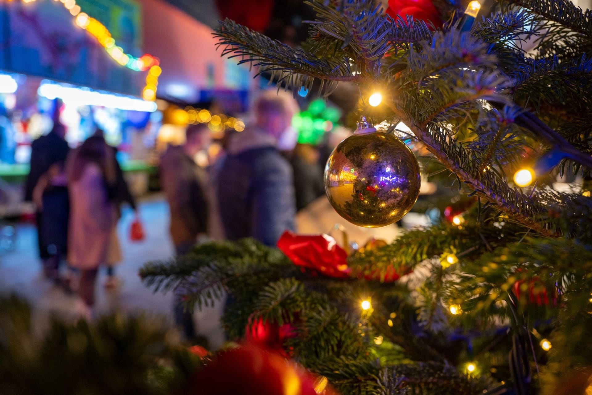 Geschmückter Baum auf einem Weihnachtsmarkt (Symbolbild): In Brandenburg öffnen an verschiedenen Orten wieder Weihnachtsmärkte.