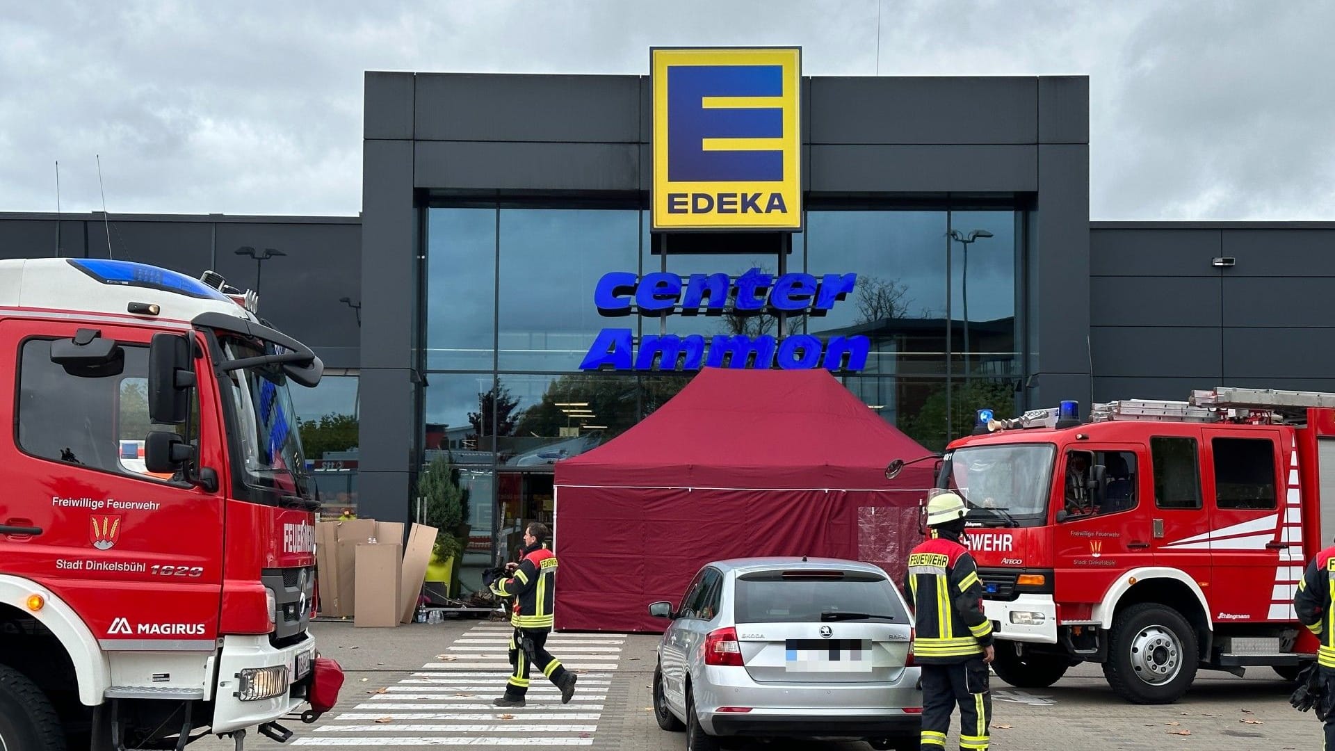 Ein Sichtschutz ist vor dem Markt aufgestellt worden: Er bleibt wohl vorerst geschlossen. Ein Sichtschutz ist vor dem Markt aufgestellt worden: Er bleibt wohl vorerst geschlossen.