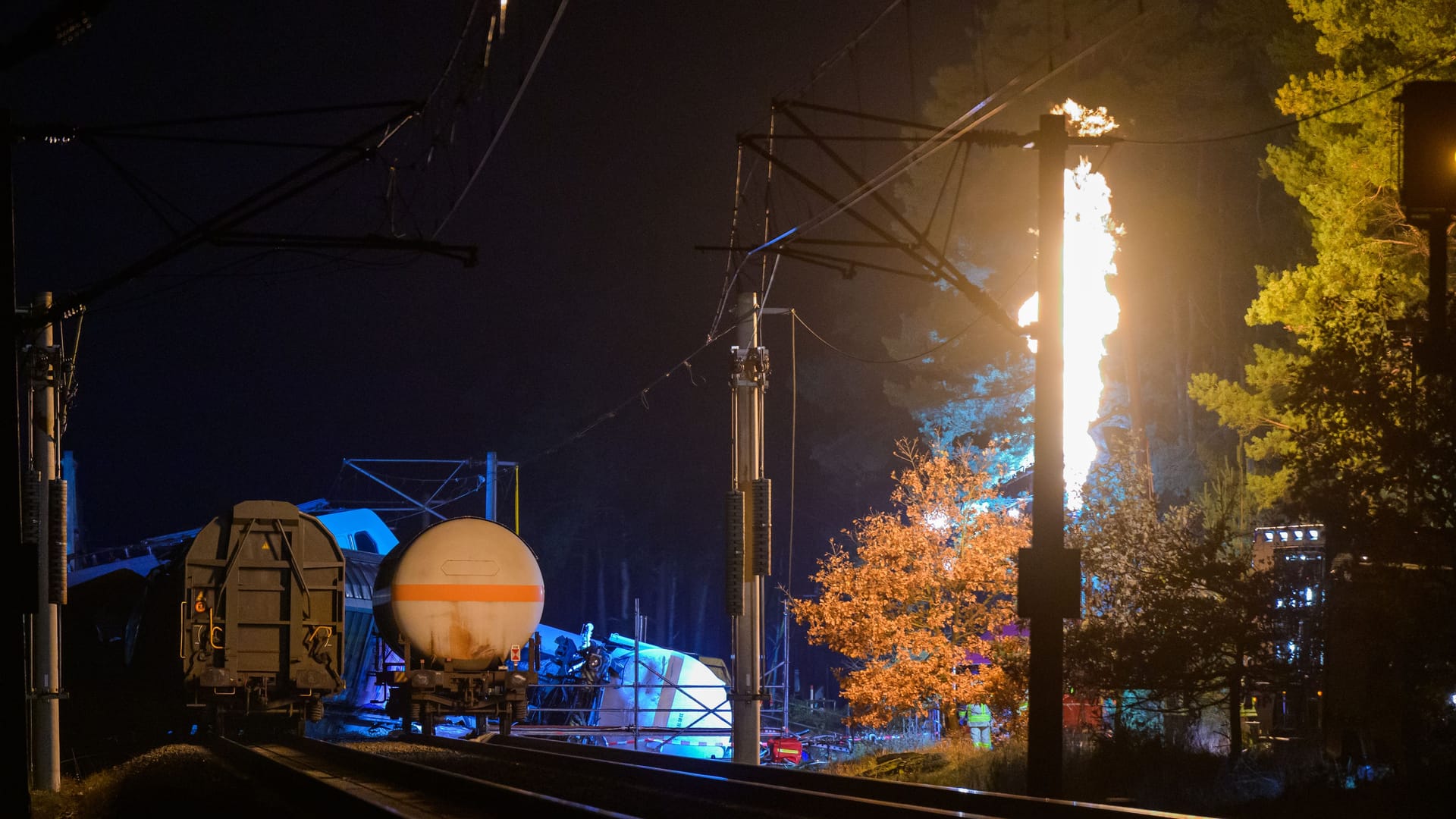 Beschädigte Waggons auf dem Bahndamm, während Gas aus einem Waggon abgebrannt wird (Archivbild): Vorerst geht es mit dem Abpumpen an der Bahnstrecke nicht weiter.