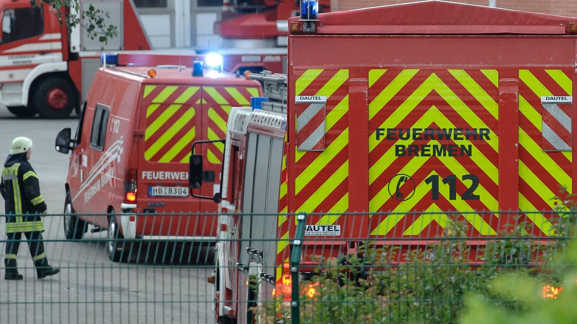 Mitglieder der Bremer Feuerwehr bei einem Einsatz (Archivfoto): Die Wertevorstellungen des Beamten seien nicht verfassungskonform, urteilte das Gericht.