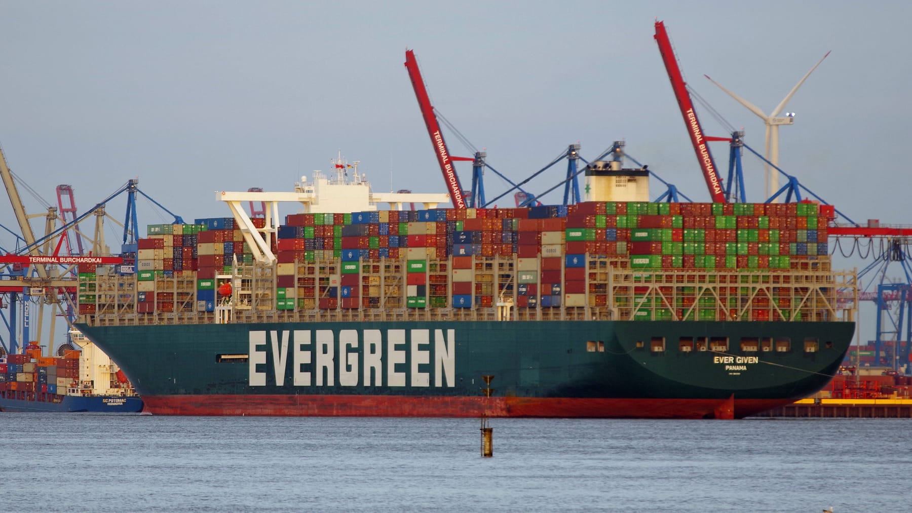 Weltberühmtes Containerschiff "Ever Given" läuft in Hamburger Hafen ein