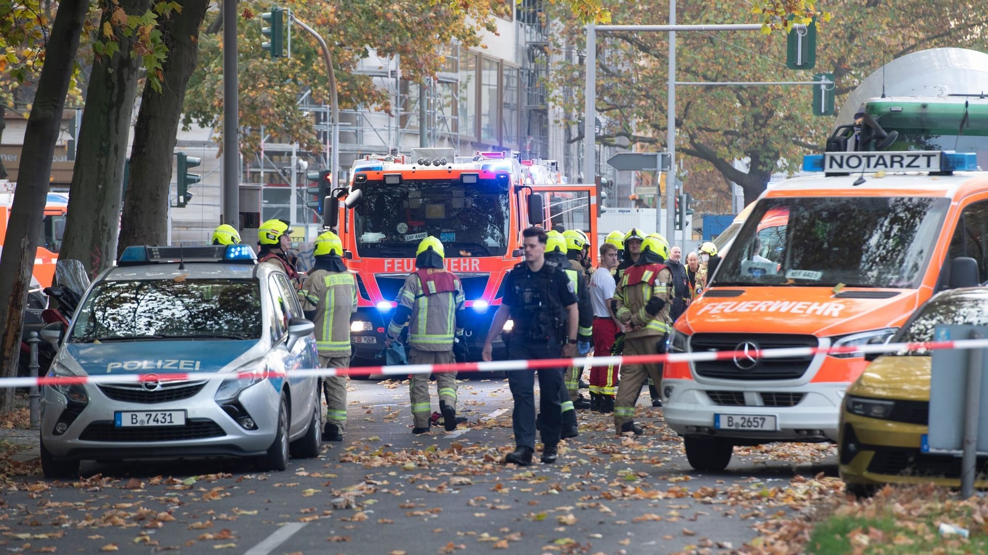 Einsatzfahrzeuge an der Bundesallee in Berlin-Wilmersdorf: Ein Spezialfahrzeug kam wegen einer Klima-Blockade nicht voran.