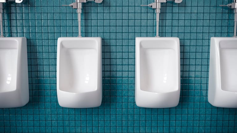 Urinal: Die Urinspritzer macht das Pinkeln im Stehen zu einer unangenehmen Sache.