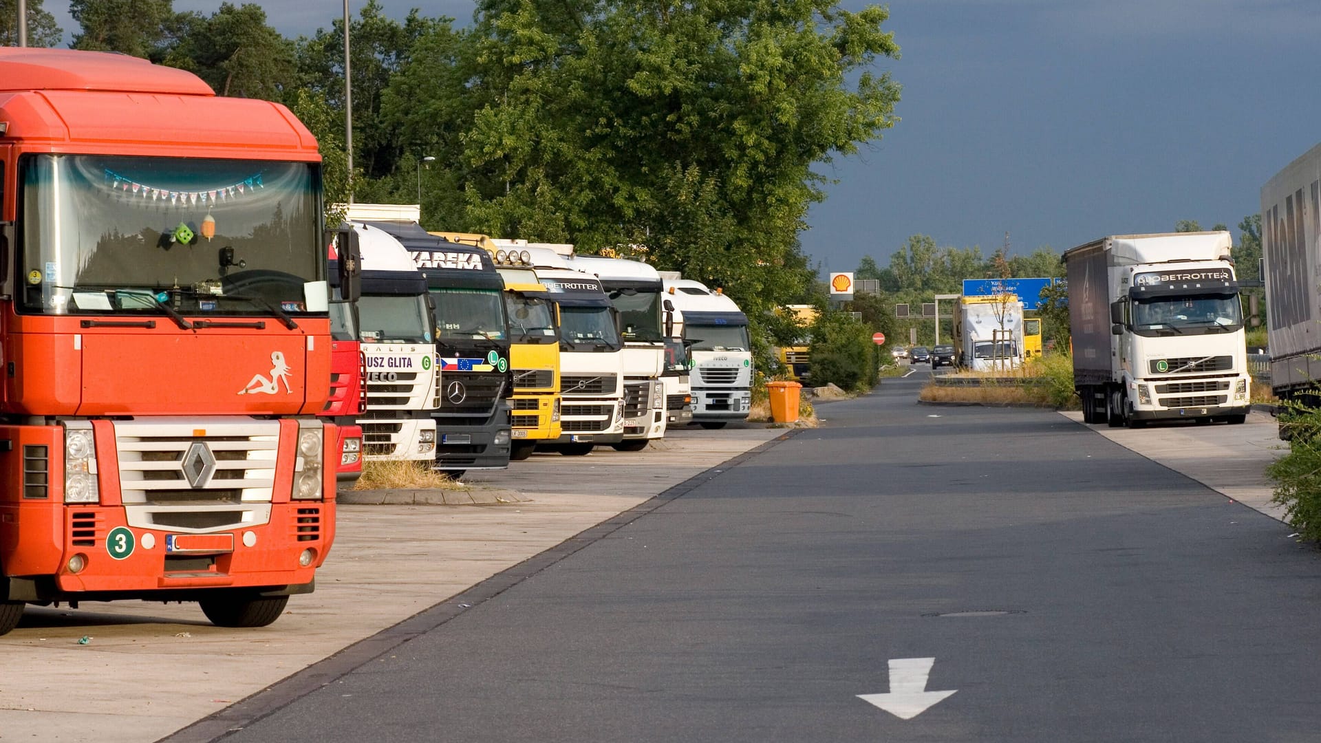 Falsch geparkt: Viele LKW stellen sich für die Nacht in den absoluten Halteverbot.