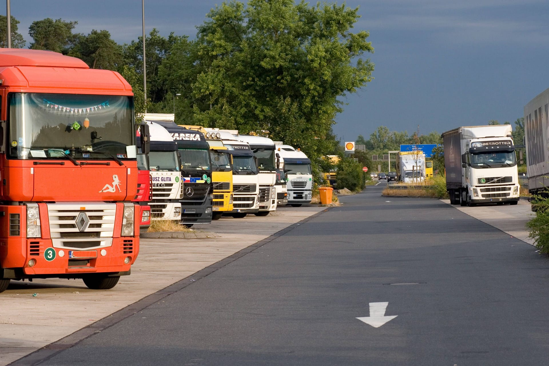 Falsch geparkt: Viele LKW stellen sich für die Nacht in den absoluten Halteverbot.