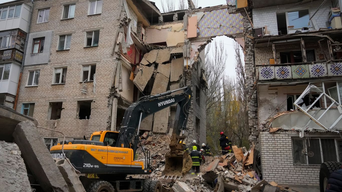 Das zerstörte Wohnhaus in Mykolajiw: Bisher wurden sechs Tote aus den Trümmer geborgen.