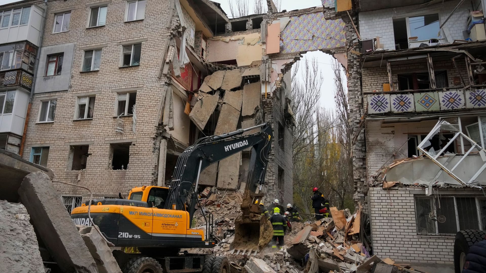 Das zerstörte Wohnhaus in Mykolajiw: Bisher wurden sechs Tote aus den Trümmer geborgen. Das zerstörte Wohnhaus in Mykolajiw: Bisher wurden sechs Tote aus den Trümmer geborgen.
