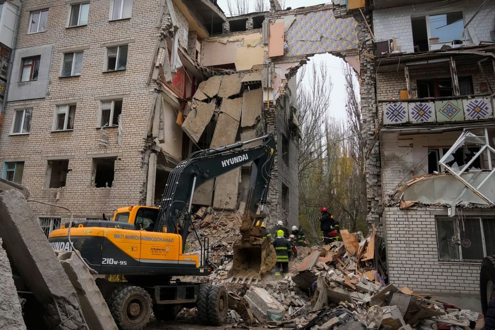 Das zerstörte Wohnhaus in Mykolajiw: Bisher wurden sechs Tote aus den Trümmer geborgen.