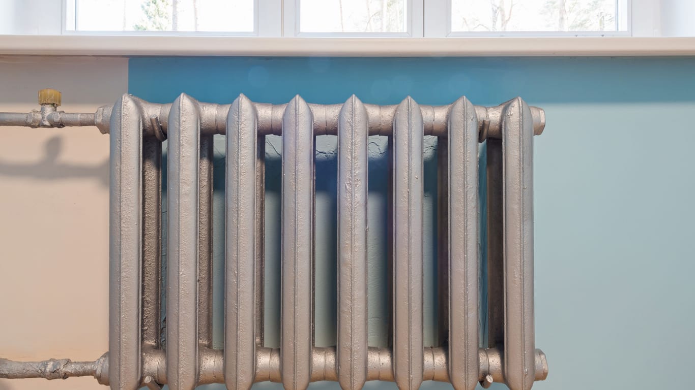 Wärmeverlust: Gerade in älteren Gebäuden fehlt es bei Heizungen unter den Fenstern an Dämmung.