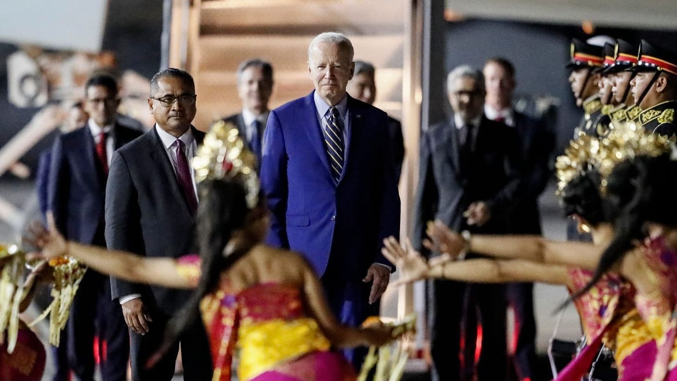 Bei seiner Ankunft auf Bali wurde US-Präsident Biden von Tänzerinnen begrüßt.