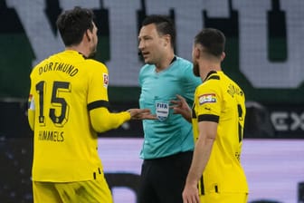 BVB-Spieler beschweren sich bei Schiedsrichter Sven Jablonski: Eine Szene sorgte noch nach dem Spiel für Diskussionen unter Fans.