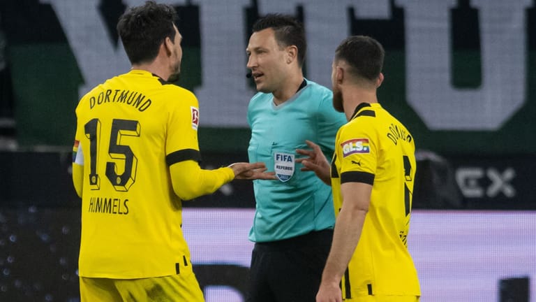 BVB-Spieler beschweren sich bei Schiedsrichter Sven Jablonski: Eine Szene sorgte noch nach dem Spiel für Diskussionen unter Fans.