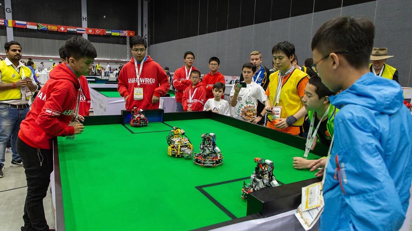 Roboter auf einem Fußballfeld: Auch die Kategorie "RoboSports" gibt es.