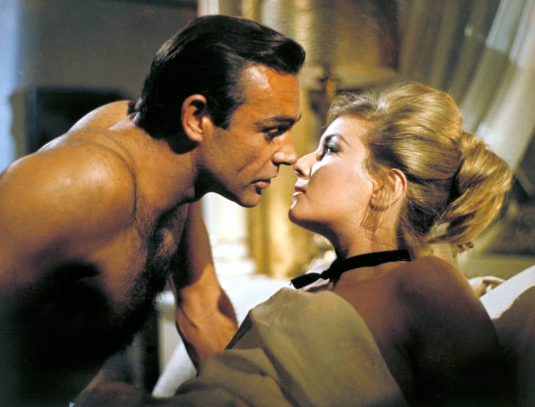 Sean Connery und Daniela Bianchi kommen sich in "Liebesgrüße aus Moskau" näher.