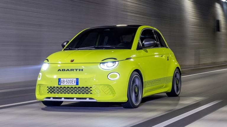 Kleine Rennkugel: Die Fiat-Tochter Abarth hat sich des elektrischen 500e angenommen.