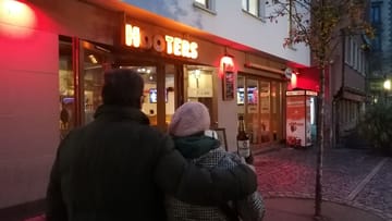 Two guests in front of Hooters in Frankfurt