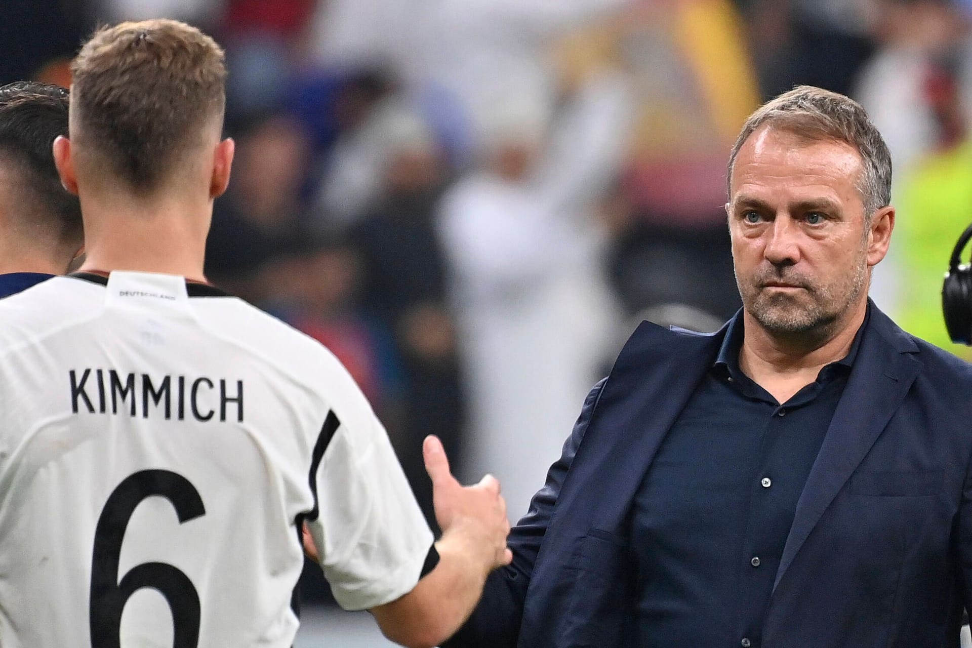 Hoffnung lebt: Bundestrainer Hansi Flick (r.) kann mit der DFB-Elf den Achtelfinal-Einzug noch aus eigener Kraft schaffen.