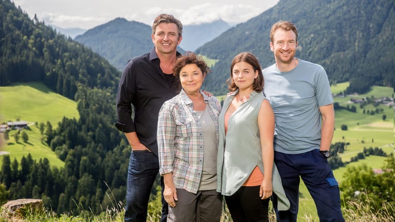 Der "Bergdoktor"-Cast: Martin Gruber (Hans Sigl), Lisbeth Gruber (Monika Baumgartner), Lilli Gruber (Ronja Forcher) und Hans Gruber (Heiko Ruprecht).