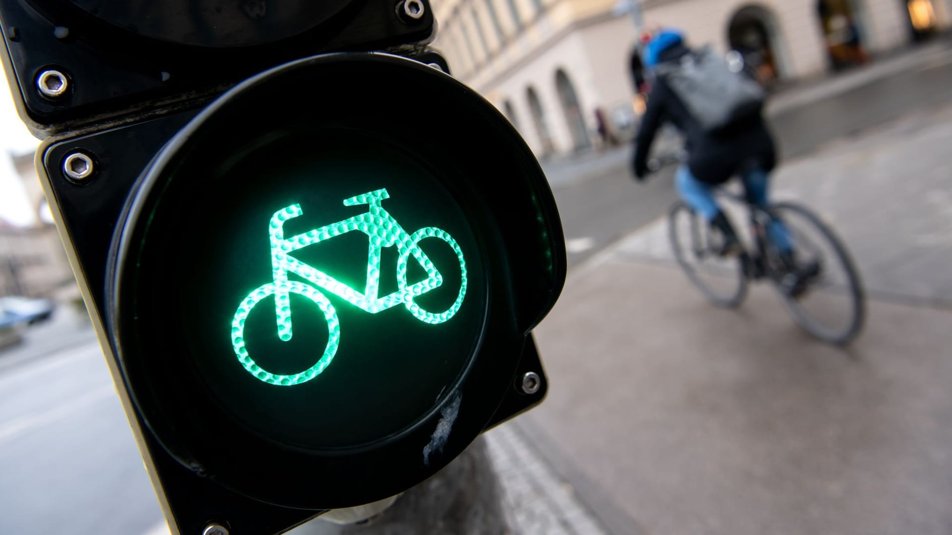 Eine Ampel für Fahrradfahrer steht in einer Innenstadt (Symbolfoto): Das Signalprogramm wird mit aktuellen Wetterdaten gespeist