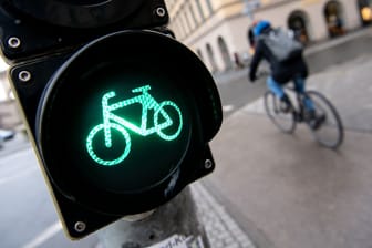 Eine Ampel für Fahrradfahrer steht in einer Innenstadt (Symbolfoto): Das Signalprogramm wird mit aktuellen Wetterdaten gespeist