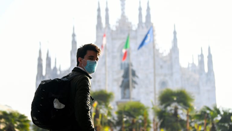 Mann auf einem zentralen Platz in Regionalhauptstadt der Lombardei, Mailand: In der italienischen Region wird im kommenden Jahr gewählt.