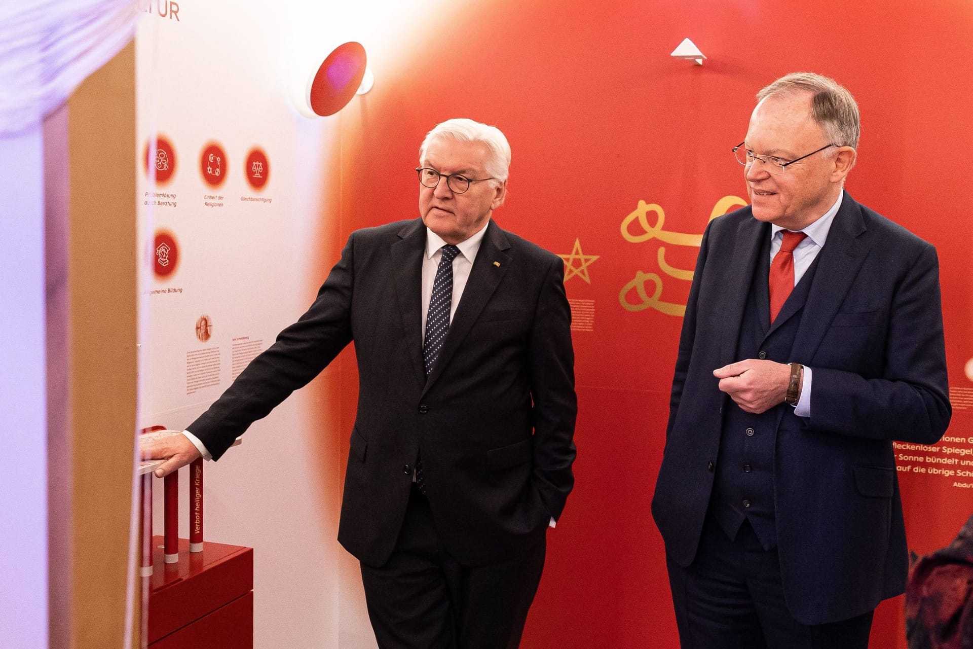 Bundespräsident Frank-Walter Steinmeier und Niedersachsens Ministerpräsident Stephan Weil (SPD): Im Haus der Religionen finden alle Religionen einen Platz.