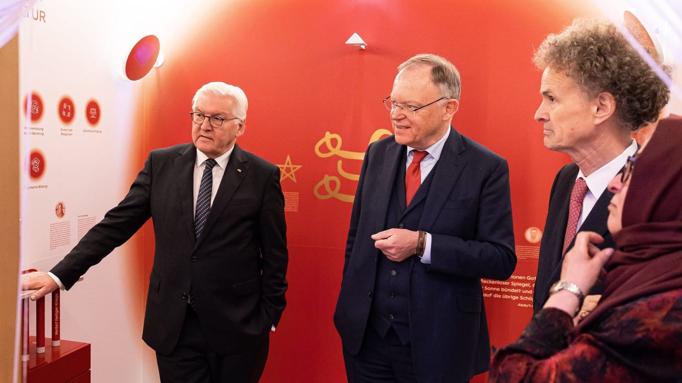 Bundespräsident Frank-Walter Steinmeier und Niedersachsens Ministerpräsident Stephan Weil (SPD): Im Haus der Religionen finden alle Religionen einen Platz.