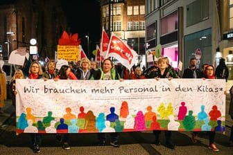 Demonstrierende ziehen durch Hamburg: Sie fordern mehr Lohn und vor allem mehr Arbeitskräfte.